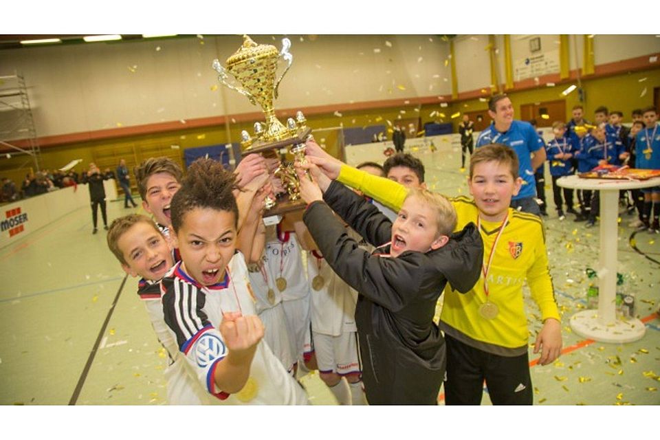 Konfettiregen und Siegerfaust: Die Nachwuchskicker des FC Basel bejubeln ihren Sieg beim Lampertheimer U12-Masters.	Foto: Thorsten Gutschalk