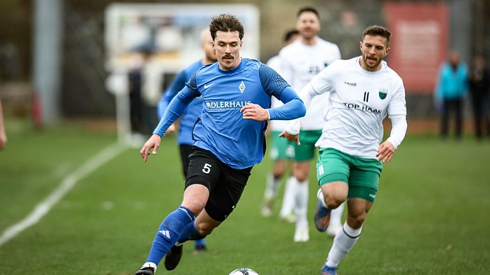 Sehnlichst zurückerwartet: Der lange verletzte Philipp Puchner (am Ball, hier im Spiel gegen den FC Penzberg im vergangenen März) soll beim ASV wieder eine Führungsrolle einnehmen.