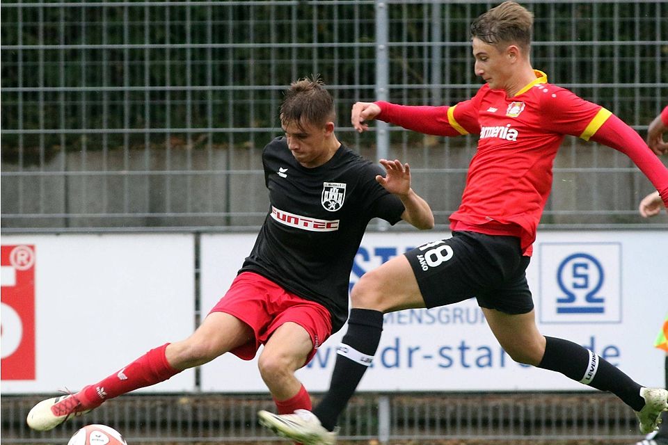 Drei weitere Punkte wollen Ole Johann Lichter (links) und die B-Junioren-Bundesligafußballer des FC Hennef 05 in Düsseldorf holen.