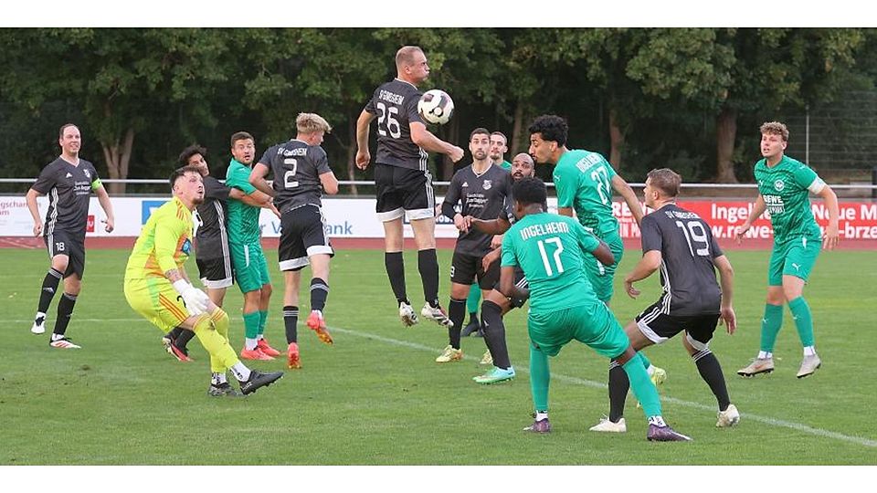 Ein Wendepunkt: Noah Mukanya trifft per Kopf zum 1:2-Anschlusstreffer für die Spielvereinigung Ingelheim.	Foto: Mario Luge