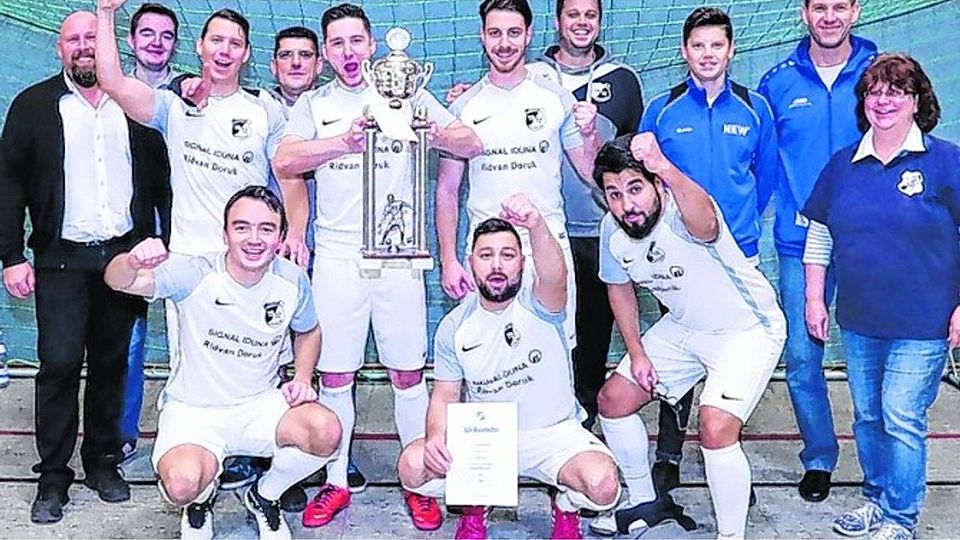 Der VfJ Ratheim gewann das Heinz-Sodekamp-Gedächtnisturnier; die Preise überreichten Achim (l.) und Markus Sodekamp (2.v.r.). Foto: Royal