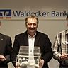 Fußballwart Peter Bauschmann (Mitte) mit den Vertretern des Hauptsponsors Waldecker Bank, Ingo Göbel (links) und Bernd Beckmann