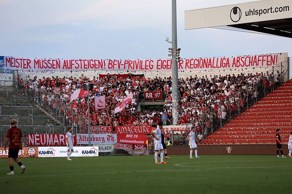 Die Fans der Bayern-Amateure, wie hier im August beim Auswärtsspiel in Unterhaching, positionieren sich in der Frage immer wieder klar.