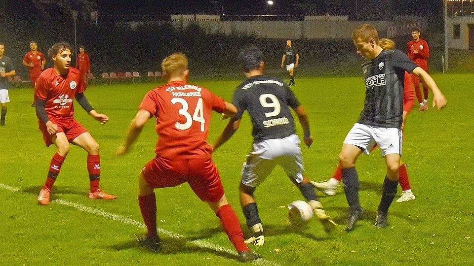 Der TSV Jesenwang (schwarze Trikots) im Spiel gegen den TSV Gilching III (in Rot).