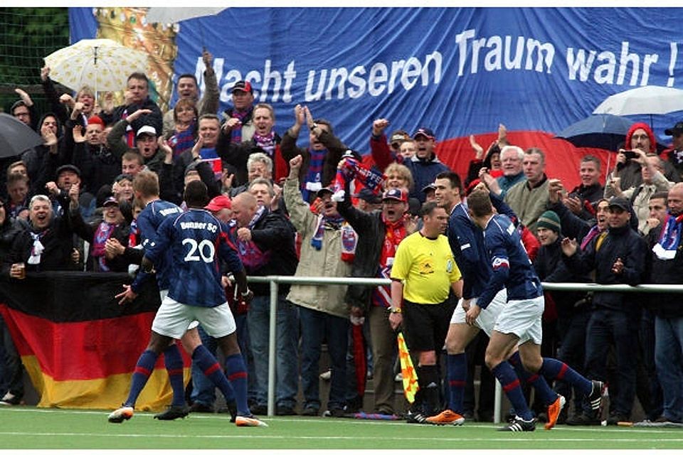 Der Jubel bei Fans und Spielern kannte nach dem 0:2 Sieg in Merten keine Grenzen. Foto: Wolfgang Henry
