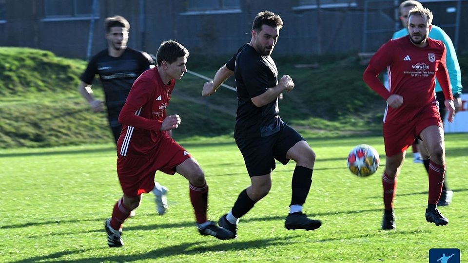 Bittere Heimniederlage für den SV Altenstadt/WN (in Schwarz), der sich nach einer 2:0-Führung dem TSV Pleystein (in Rot) noch mit 2:5 geschlagen geben musste.