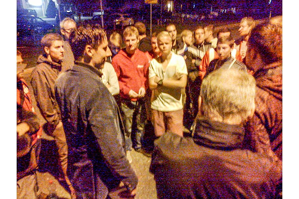 Sportchef Christian Keller (links) nach dem Spiel in Weiden im Gespräch mit den wütenden Jahn-Fans. Foto: Scharf