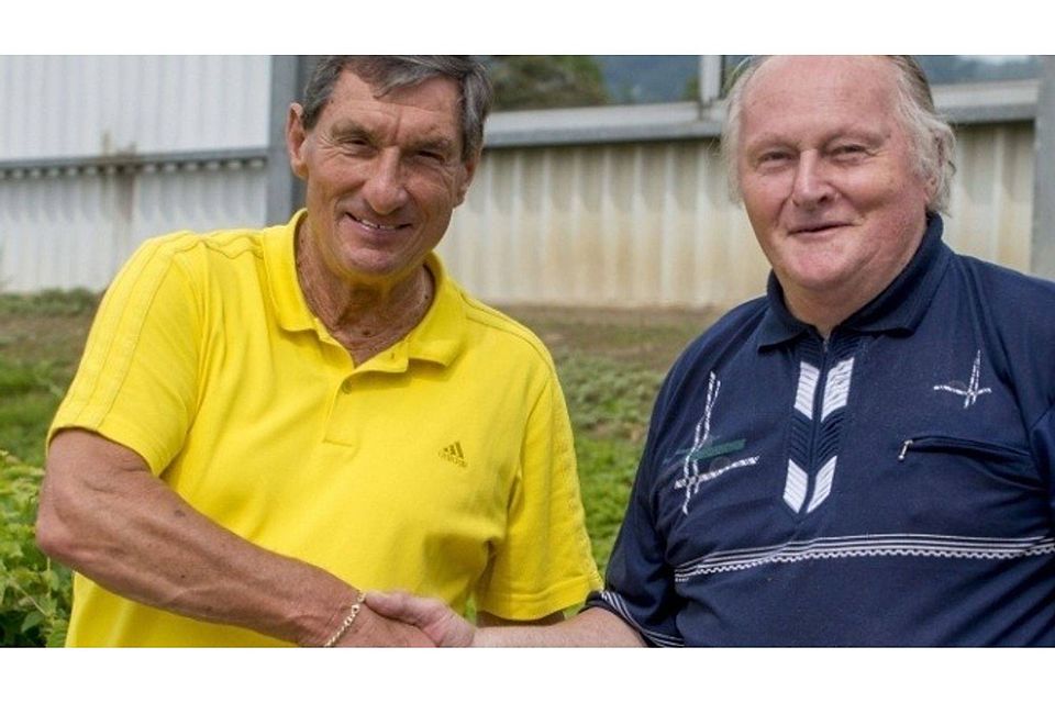Alte Bekannte: Trainer Lothar Buchmann (links) und FC 07-Fußballlegende Franz Päckert, der heute 80 wird.