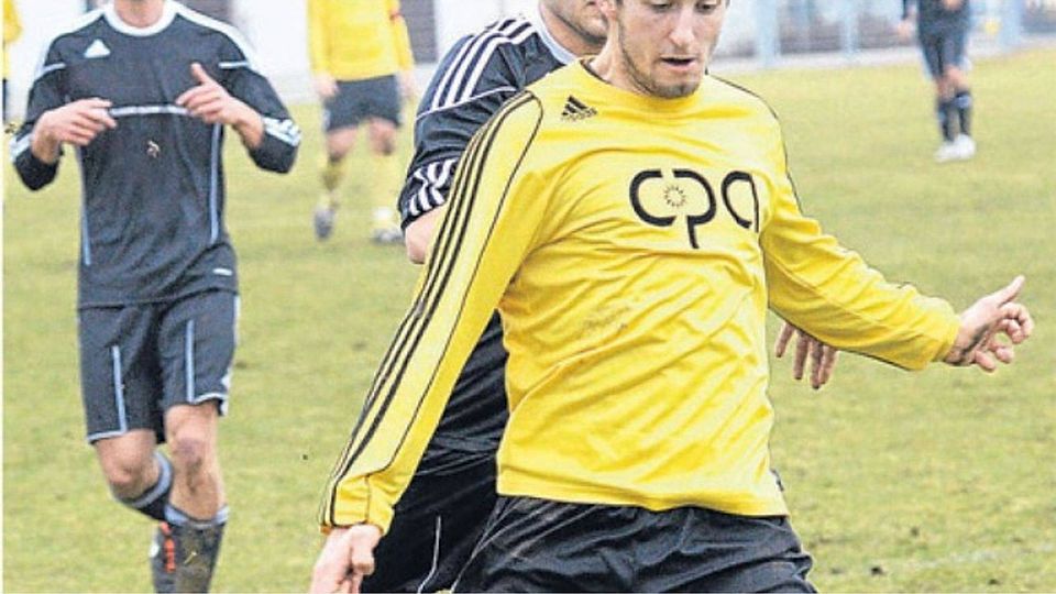Felix Strauß trifft zum 1:0 Erfolg über den FC Perlach.