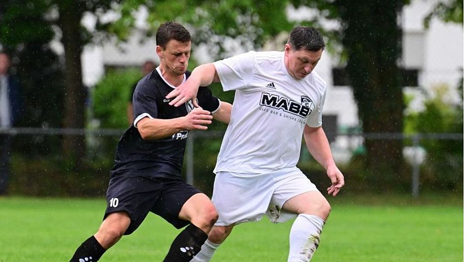 Die SKG Walldorf um Sascha Stahl (rechts), hier in einem früheren Duell gegen die Spvgg. Seeheim-Jugenheim, kassiert gegen Arheilgen eine heftige Packung. (Archivfoto)	Foto: Uwe Krämer