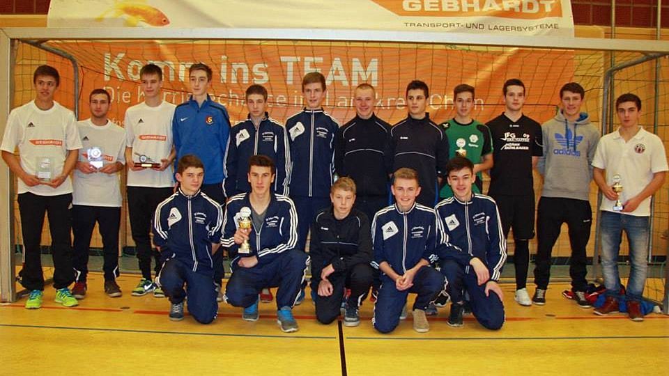 Der SV Schwarzhofen, Sieger beim U17-Turnier, gemeinsam mit den geehrten Einzelspielern und Mannschaftsführern.