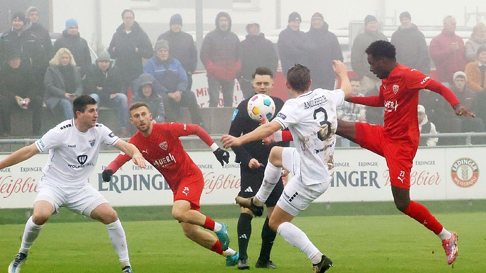 Daniel Muteba leitet den Ball vor Devin Angleberger, der später Rot sah, weitre. Links Albano Gashi und Kevin Ferry.