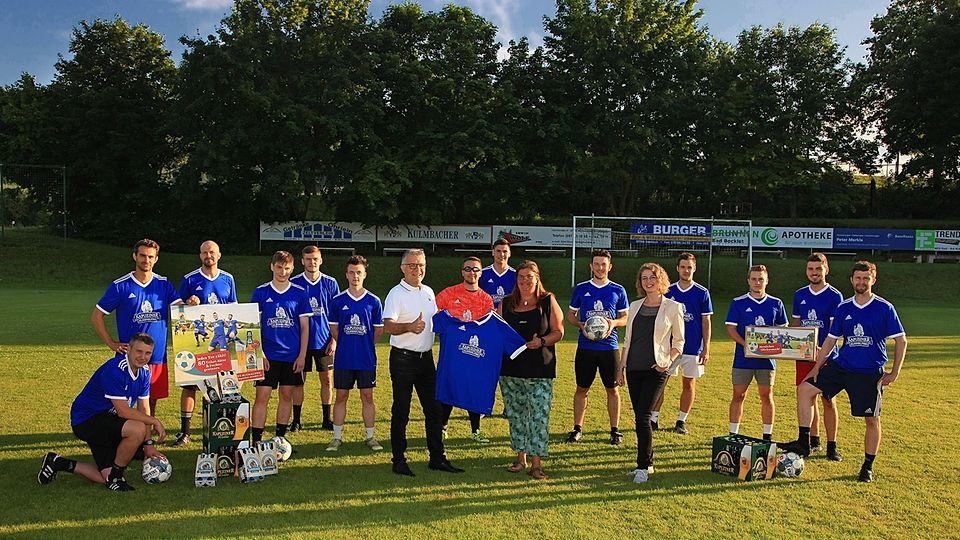 Mit einem Satz hochwertiger Trikots der Kaupuziner-Weißbier-Initiative unterstützt die Kulmbacher Brauerei die Arbeit des TSV Steinach. Gebietsverkaufsleiter Bernhard Roth übergab die Dressen an Vorsitzende Stefanie Stahl (rechts), die sich herzlich für die Zuwendung bedankte. 