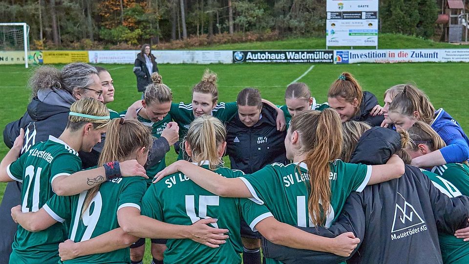 Im Spielerinnenkreis schwört sich das SVL-Team nach dem wichtigen Heimsieg auf seine weiteren schwierigen Aufgaben im Abstiegskampf ein. 