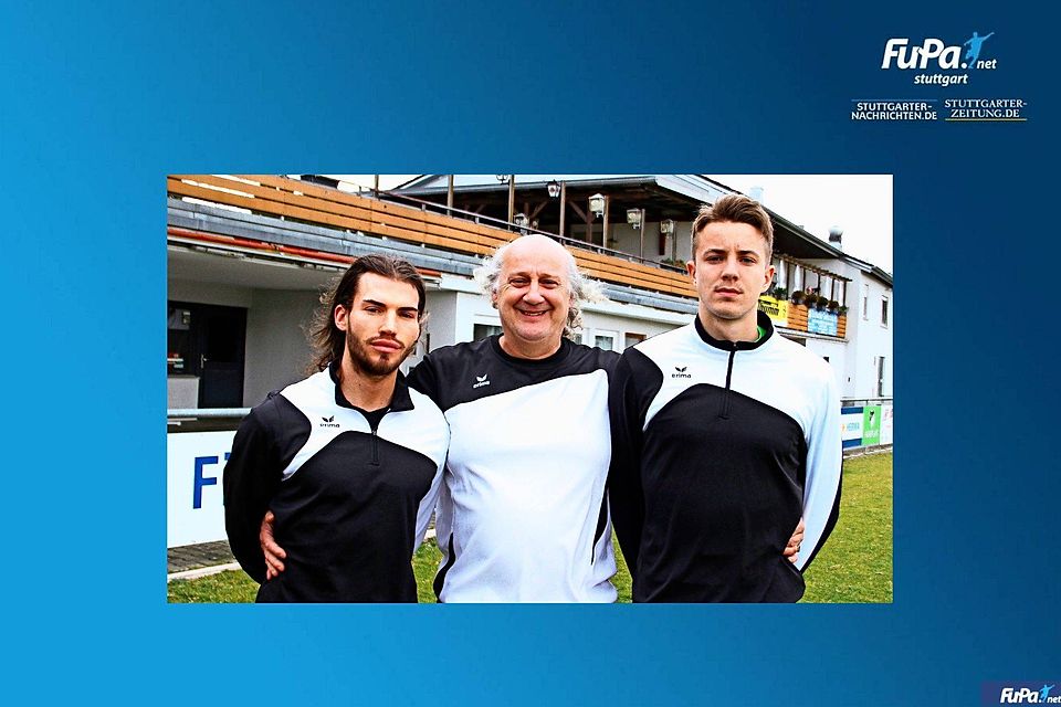 Der Trainer Klaus Kämmerer mit seinen beiden Neuen: Max Pradler (links) und Luca Grosshart (rechts).