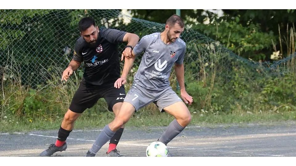 Ein baldiges Wiedersehen auf dem Hommertshäuser Hartplatz gibt es für den FC Angelburg (rechts Elias Interthal) und die im Pokal im Elfmeterschießen siegreichen Vatansportler um Ferhat Koc (rechts). © Jens Schmidt