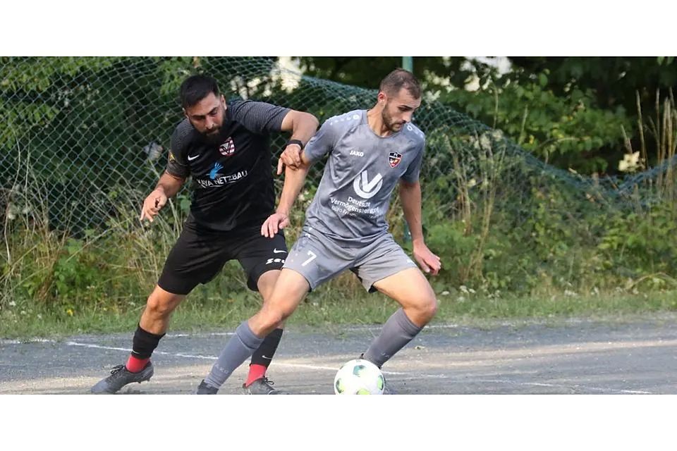 Ein baldiges Wiedersehen auf dem Hommertshäuser Hartplatz gibt es für den FC Angelburg (rechts Elias Interthal) und die im Pokal im Elfmeterschießen siegreichen Vatansportler um Ferhat Koc (rechts). © Jens Schmidt