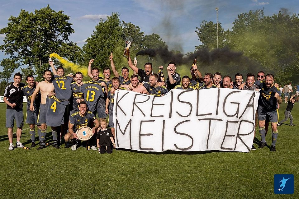 Der FC-DJK Simbach feiert den Meistertitel in der Kreisliga Isar-Rott.