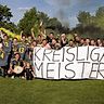 Der FC-DJK Simbach feiert den Meistertitel in der Kreisliga Isar-Rott.