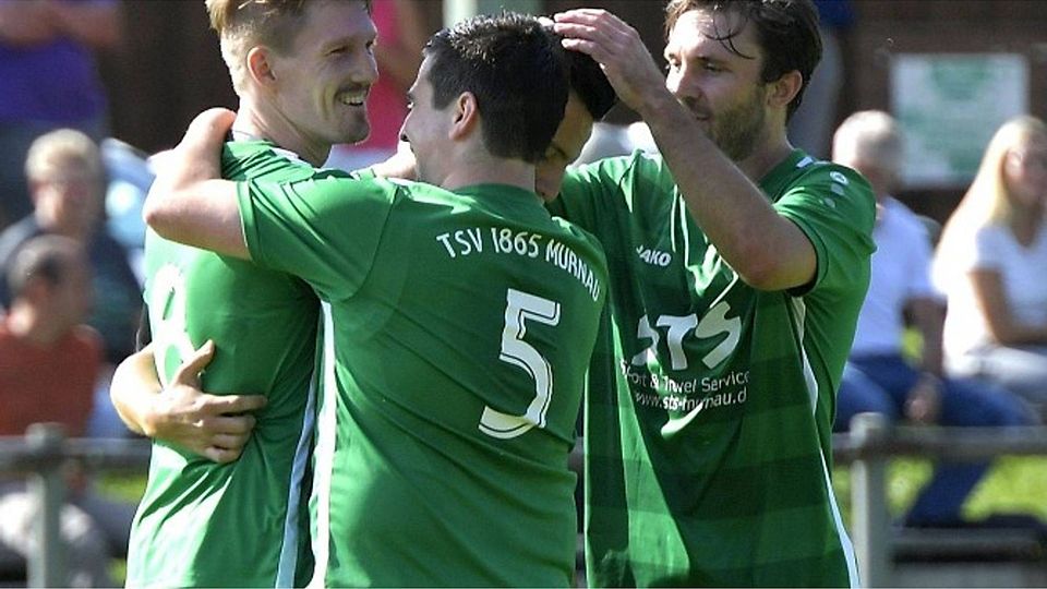 Er ist wieder da: Andreas Knoll (l.) trifft bei seinem Comeback. Mit ihm freuen sich auf dem Sportplatz an der Poschinger Allee (ab 2. v. l.) Max Giglberger, Athanasios Polymeridis und Manuel Pratz.  Foto: sehr