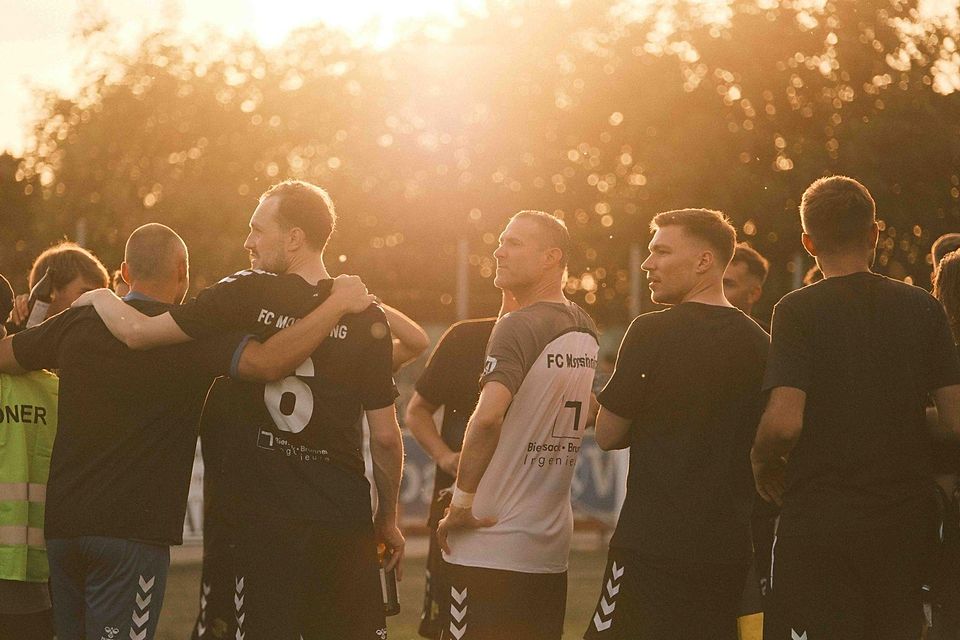 Goldene Zeiten für den FC Moosinning und ihren Aufstiegscoach Christoph Ball (mitte) – Die Schwarz-Gelben kehren nach sieben Jahren zurück in die Landesliga.