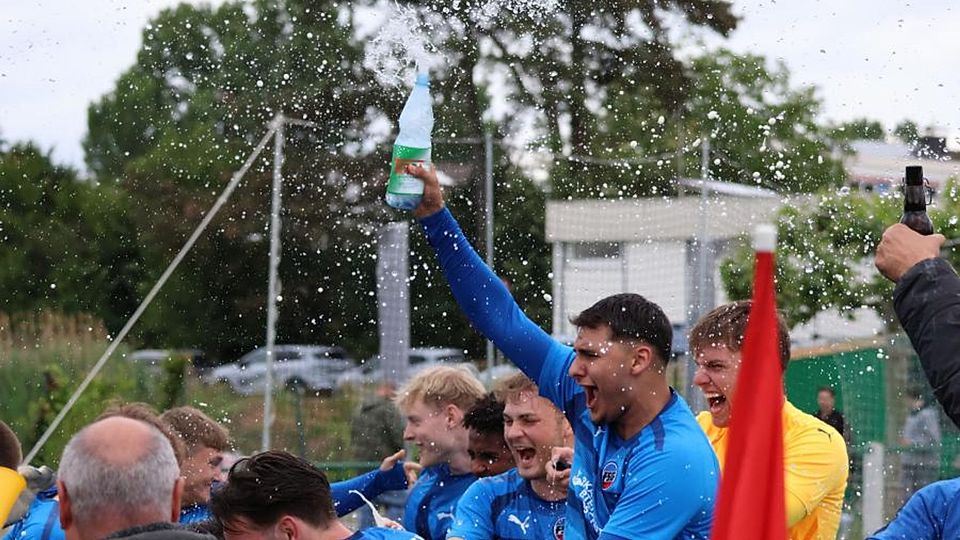 Der Jubel ist riesig bei der FSG Bensheim: Nach elf Jahren ist der Verein in die Kreisoberliga zurückgekehrt.	Foto: Marvin Zubrod