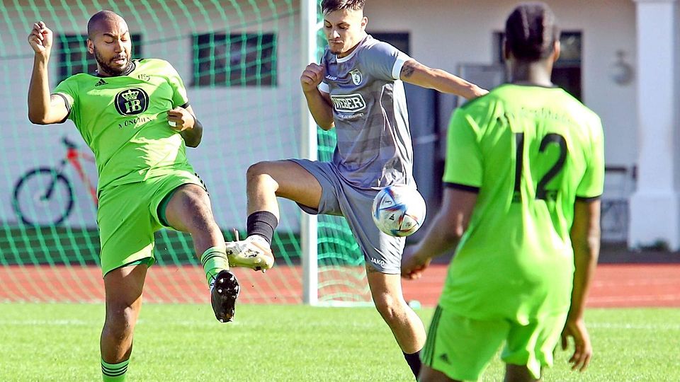 „Habe immer den Anspruch, vorne mitzuspielen“: Emir Kukrica (Mitte) möchte aber vor allem dabei mithelfen, die jungen Spieler beim BCF Wolfratshausen zu einem Team zu formen.