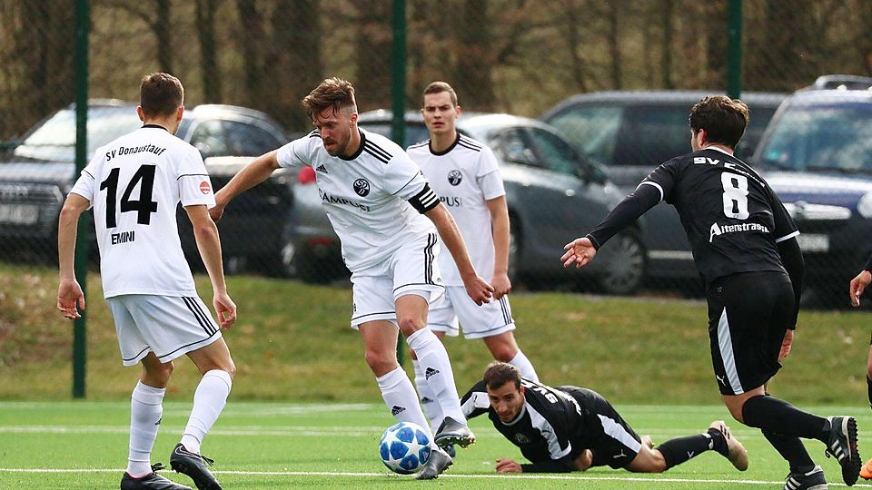 Hat die Seiten gewechselt: Martin Sautner (am Ball) trifft ab sofort mit dem SV Fortuna auf Donaustauf und nicht andersherum. – Foto: Florian Würthele/Archiv