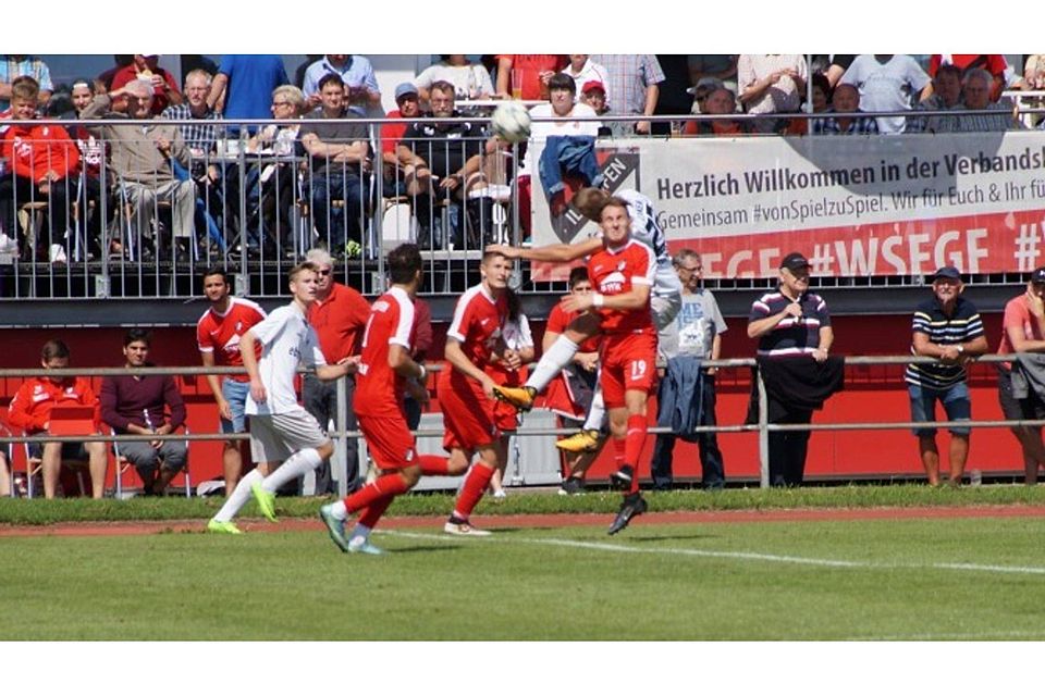 Der FSV Hollenbach (weiß) darf nach dem 2:0 in Ilshofen (rot) zu Hause gegen Öhringen antreten. Ilshofen reist dagegen zum VfL Pfullingen.  Werner Kurz