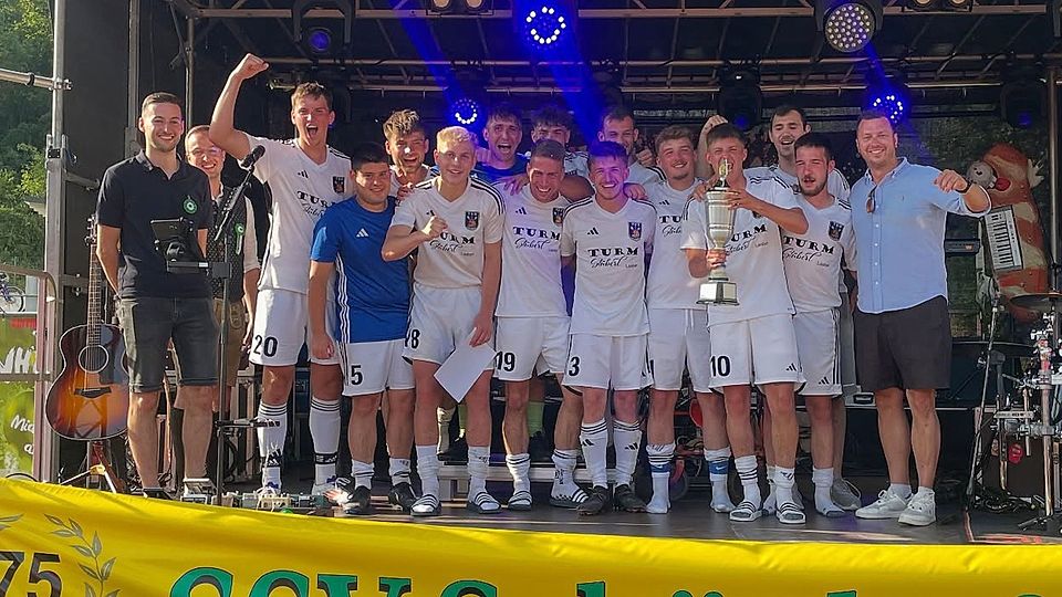 Unter anderem der Regensburger Kreisklassist TSG Laaber durfte einen Siegerpokal in die Höhe recken.