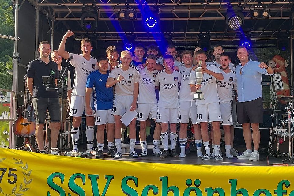 Unter anderem der Regensburger Kreisklassist TSG Laaber durfte einen Siegerpokal in die Höhe recken.