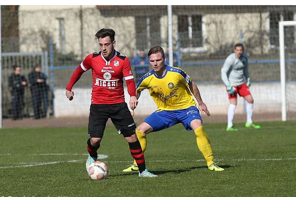 Denny Piele (hier im Duell mit Robert Zickert) traf in der Oberliga unter anderem auf Lok Leipzig.