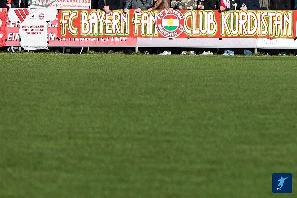 Das Banner "FC Bayern Fanclub Kurdistan" löste letztlich den Polizeieinsatz in Heimstetten aus. 