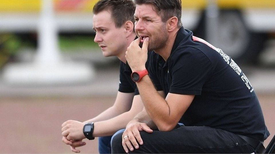 Starkes Los: Der Delbrücker SC um Trainer Jörg Runge (vorne) und Co-Trainer Martin Diekotto müssen im Achtelfinale des Kreispokals zum Hövelhofer SV.