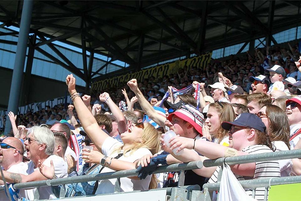 Echte Freude und schöner Jubel der Holstein-Fans nach dem 1-0.