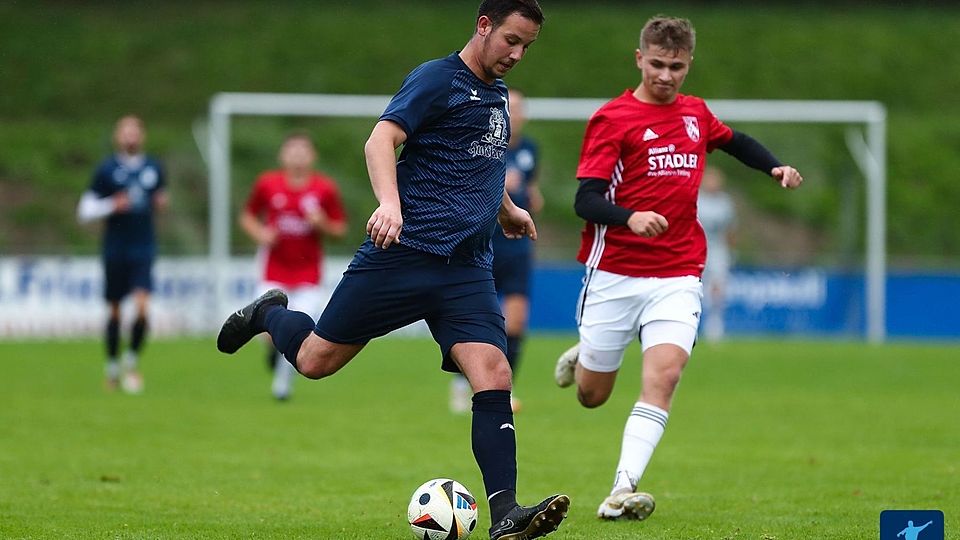 Adrián Grebáč (am Ball) hat zum zweiten Mal in Folge einer Dreierpack erzielt und führt die Torjägerliste der Kreisliga Passau mit 15 Treffern an.