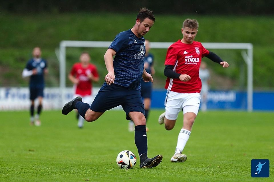 Adrián Grebáč (am Ball) hat zum zweiten Mal in Folge einer Dreierpack erzielt und führt die Torjägerliste der Kreisliga Passau mit 15 Treffern an.