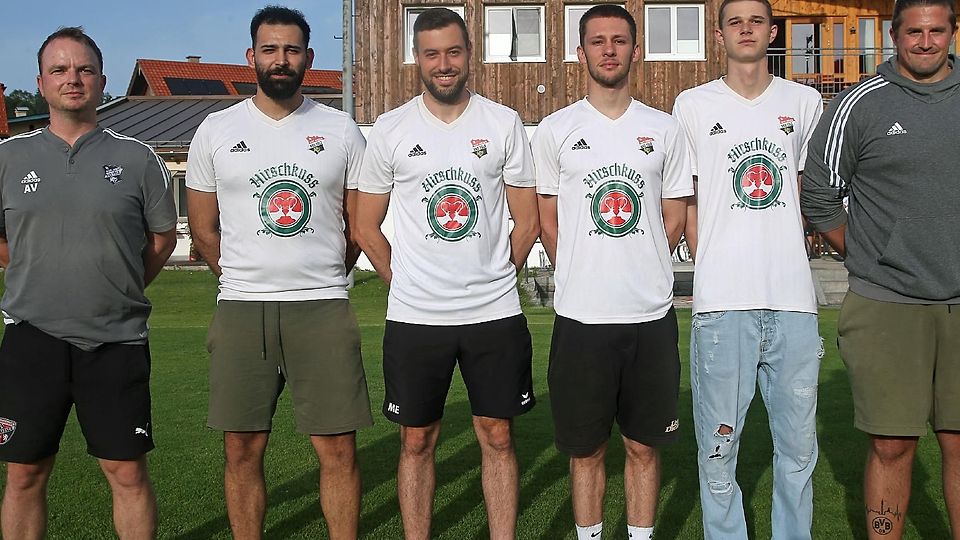 Ales Vasicek (li.) und Adrian Ackermann (re.) mit Neuzugängen (ab 2. v. li.) Gazi Tokmak, Marinus Estner, Jonas Fottner und Christian Heidt.