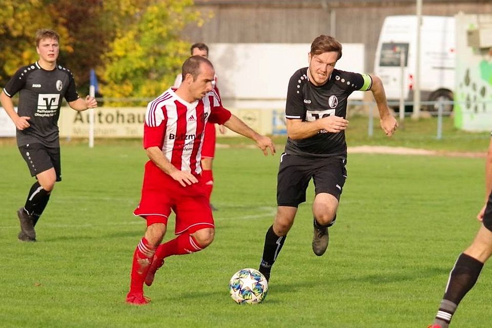 Michael Marek (links) ist der Dreh- und Angelpunkt im Spiel des SV Sünching.