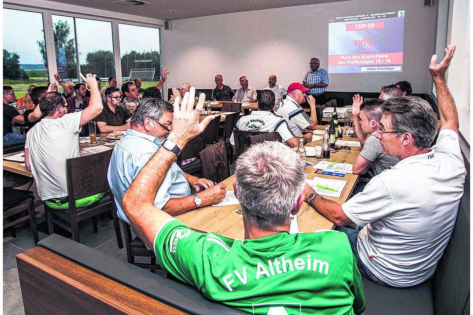 In Altheim haben sich Vertreter der Bezirksliga-Vereine getroffen.  Sz-Foto: MAS
