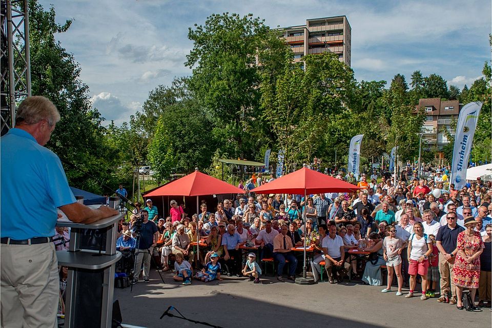 Dietmar Hopp, hier bei seiner Rede zur Eröffnung des Bewegungs- und Begegnungsanlage, machte seiner Heimatstadt ein weiteres großes Geschenk.   Fotos: DH-Stiftung