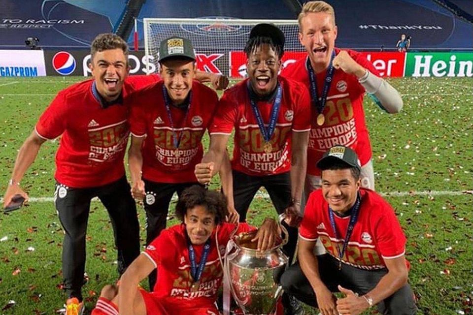 Glücklich mit dem Champions League-Titel in der Hand. Diese sechs Campus-Talente standen im Champions League Endturnier im Kader des FCB. Glücklich mit dem Champions League-Titel in der Hand. Diese sechs Campus-Talente standen im Champions League Endturnier im Kader des FCB.