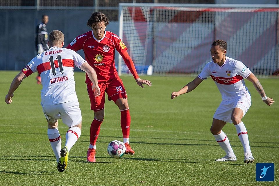 Der VfB Stuttgart II (weiße Trikots) gewann knapp gegen den TuS Rot-Weiß Koblenz. 