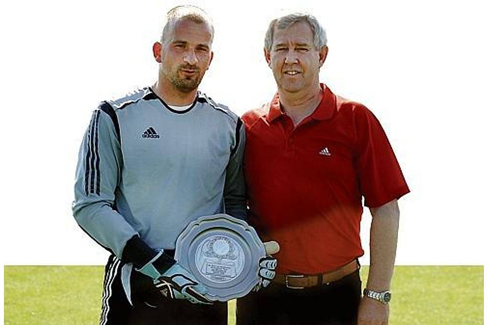 Beim Abschied aus der ersten Mannschaft  im Jahr 2009:  der ehemalige ASV-Torhüter   Bernd Meyer (links) und Abteilungsleiter Ludger Stratmann. Archiv