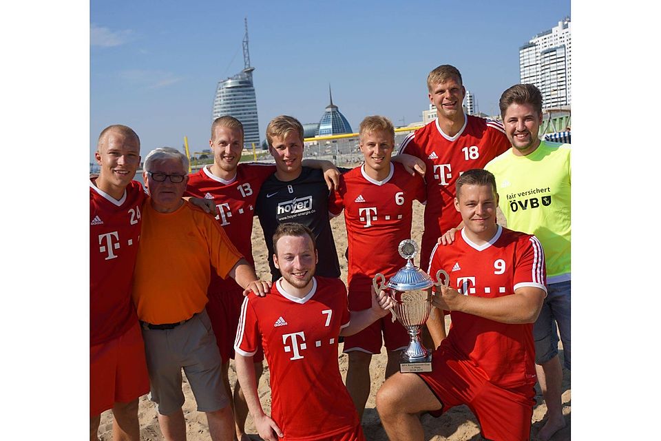 Der Bremer Bezirksligist TSV Hasenbühren gewann als Team ImPoSand den ersten Beach-Soccer-Cup im Herzen Br