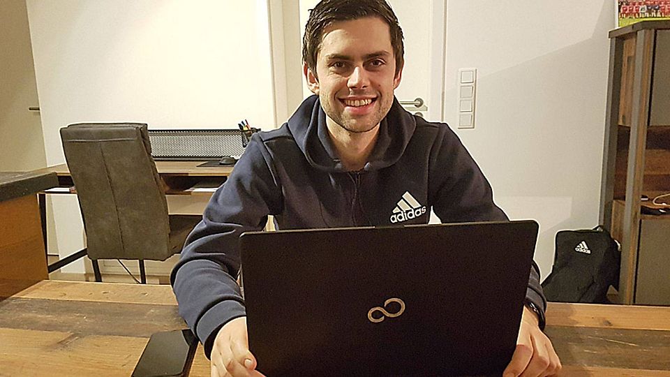 Verbringt aufgrund des momentanen Lockdowns die meiste Zeit am Schreibtisch beziehungsweise Laptop: Alexander Käs, DFB-Stützpunktkoordinator für Westbayern.