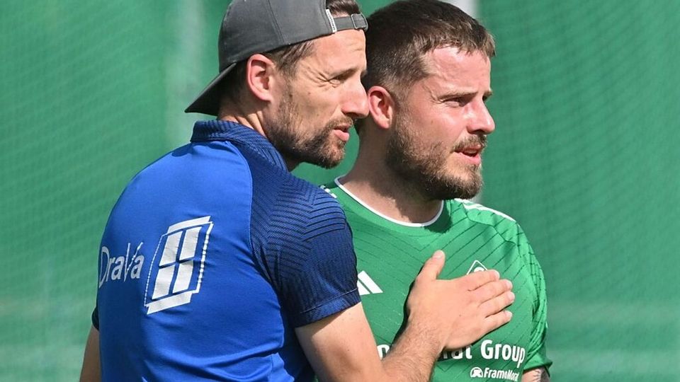 Nah bei den Spielern: Das war ein Markenkern von Fabian Gamp (links) als Trainer, der hier seinen Torhüter Manuel Werner in den Arm nimmt.
