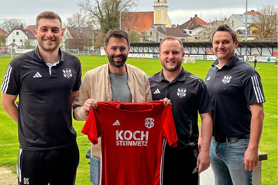 Steven Dillinger (2.v.l.) übernimmt als Cheftrainer beim TSV Rotthalmünster
