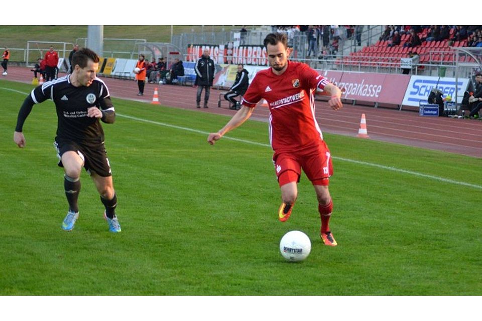 Halberstadt um Kay Michel (in rot) bezwang Sandersdorf nach starker zweiter Hälfte mit 4:0.    (F. Kegler)