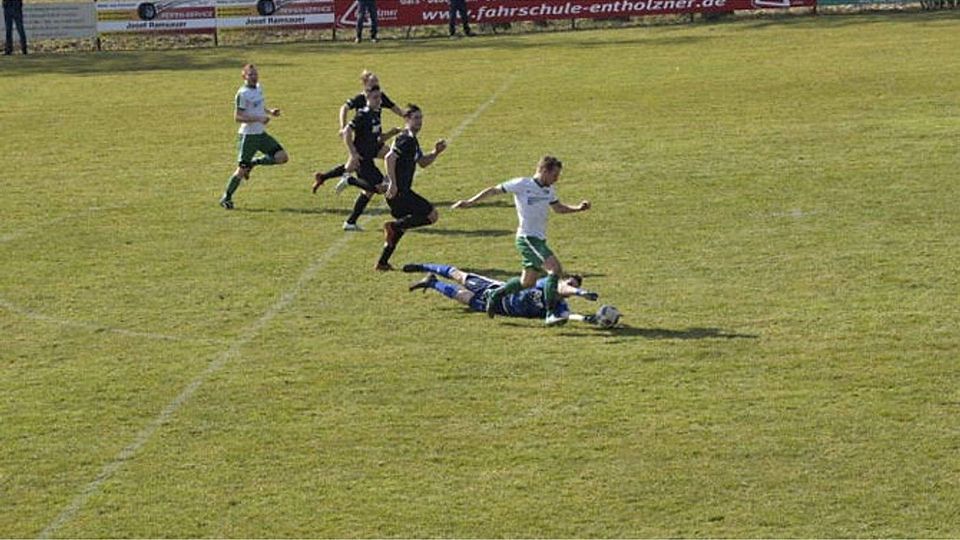 Der Anfang vom Ende: Markus Eisenauer lässt Dorfens Keeper Alexander Wolf aussteigen und schiebt zum 1:0 ein. F.: prä